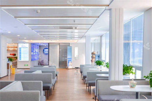 成都普瑞眼科医院大厅休息区