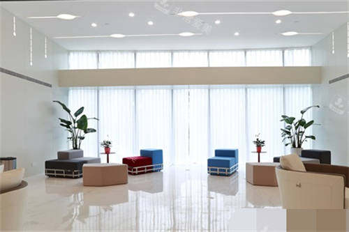 上海时光整形外科医院大厅候诊休息区环境