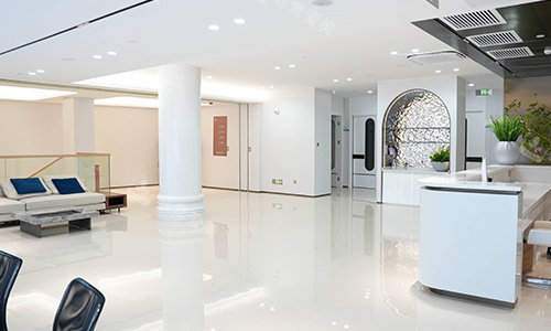 廣州曙光華榜養(yǎng)發(fā)中心的大廳環(huán)境 廣州曙光華榜養(yǎng)發(fā)中心的大廳環(huán)境