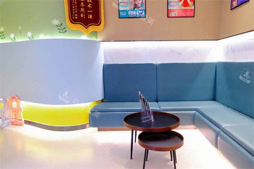 柳州中瑞口腔儿牙诊区等候区
