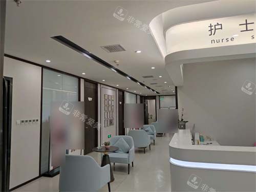 北京加减美医疗美容门诊部护士站旁走廊休息区