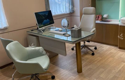 贵阳华美紫馨李如杰隆胸怎么样？高双平面丰胸技术，一站式解决胸部缺陷