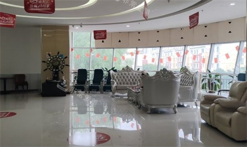 西宁润美整形侧厅沙发区