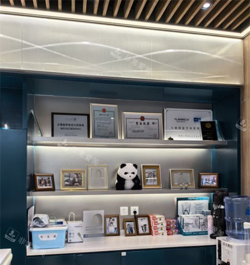 北京维乐口腔日坛店荣誉墙