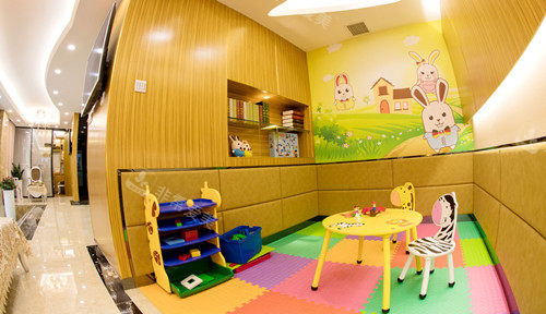 广州德伦口腔儿童玩耍区