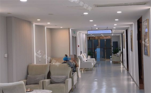 杭州连天美整形诊室外走廊休息区