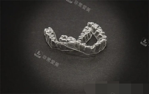 牙齿矫正透明保持器实物图