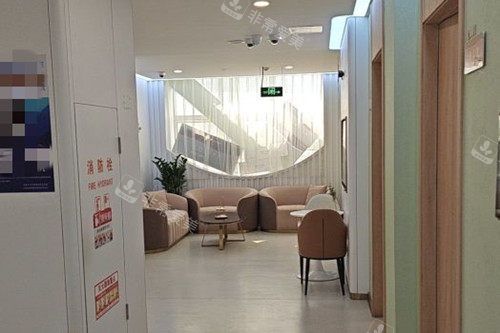 濟(jì)南諾德整形內(nèi)部休息等待區(qū)環(huán)境