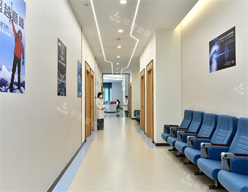 东莞视峰眼科走廊休息处