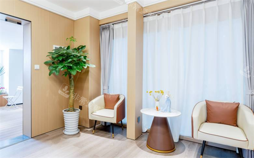 成都赫拉臻顏醫(yī)療美容等候區(qū)一角