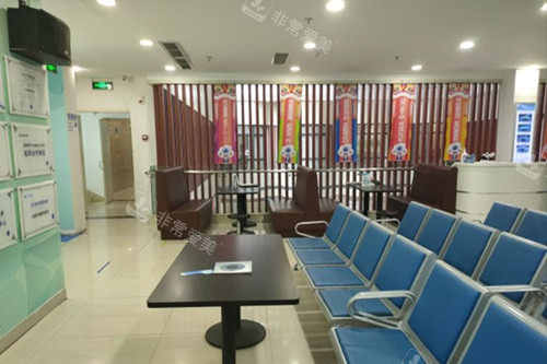 成都华厦眼科大厅等候区环境