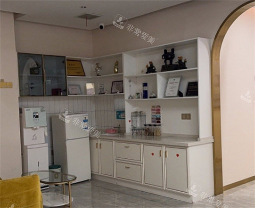 武汉月目医疗美容医院展示架