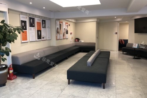 韩国迪美整形外科候诊区