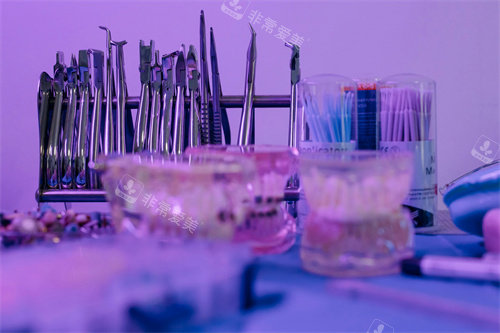 牙齿治疗工具图