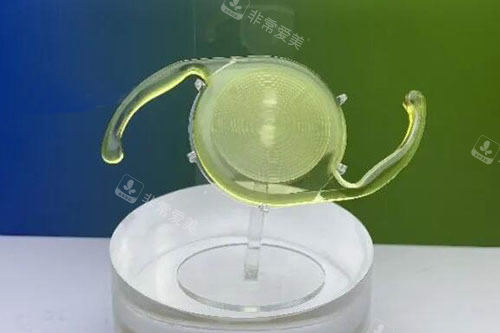 白内障手术晶体特写