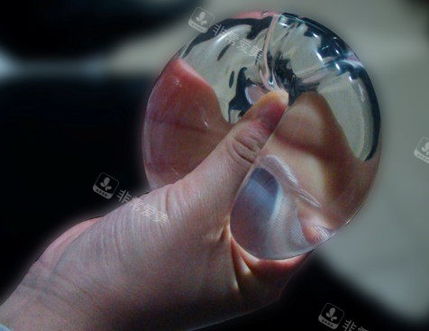 隆胸假体手捏 隆胸假体手捏