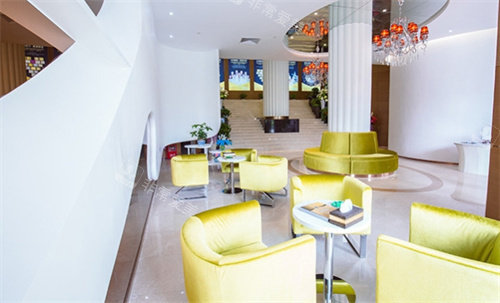 东莞爱思特医疗美容一楼休息区