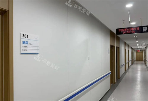 中山华厦眼科医院走廊环境