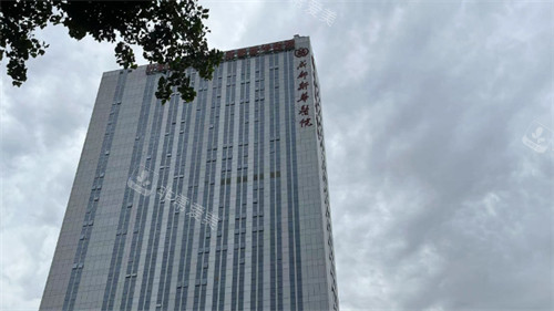 成都新华医院整形科做胸哪个医生好一点？罗通贵医生隆胸手术技术好口碑好！