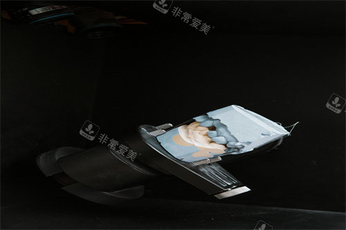 牙齿正在制作的过程