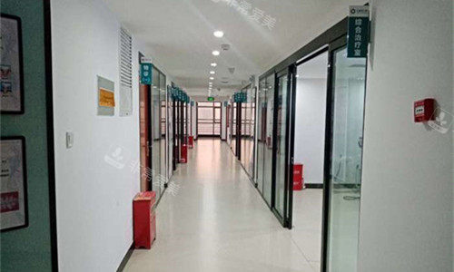 郑州七颗牙口腔走廊图