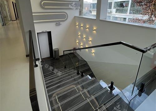 青岛博霖口腔楼梯口