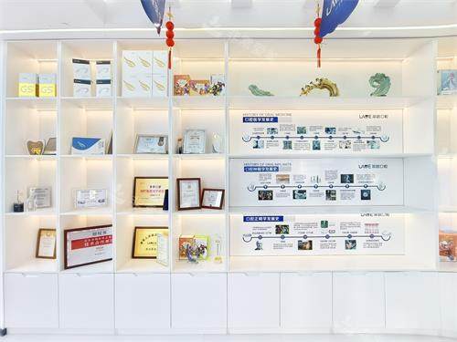 青岛莱恩口腔一楼大厅展柜