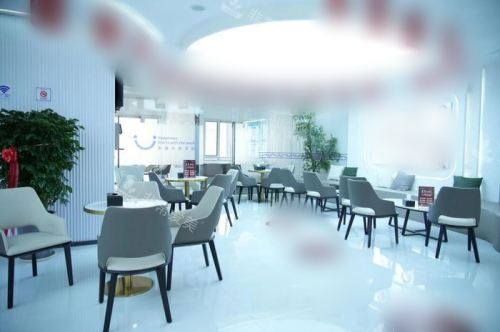 青岛莱恩口腔门诊部等候区