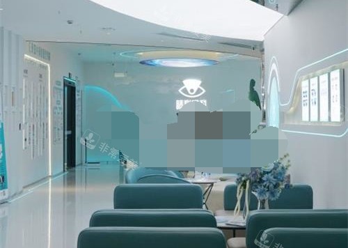 成都睛彩眼科医院前台大厅