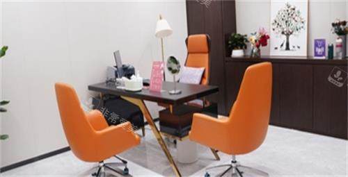 深圳港龙妇产医院诊疗室