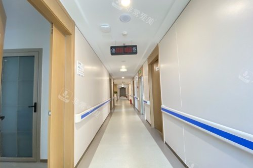 大连华厦眼科医院走廊图