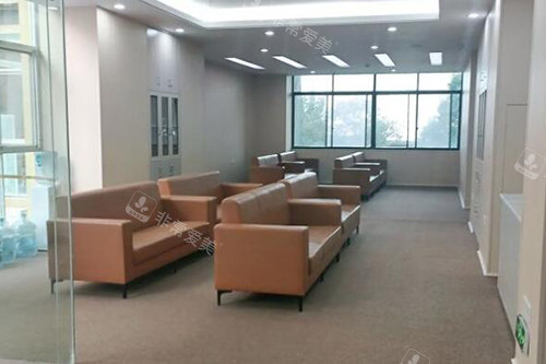 九江爱尔眼科医院等候区