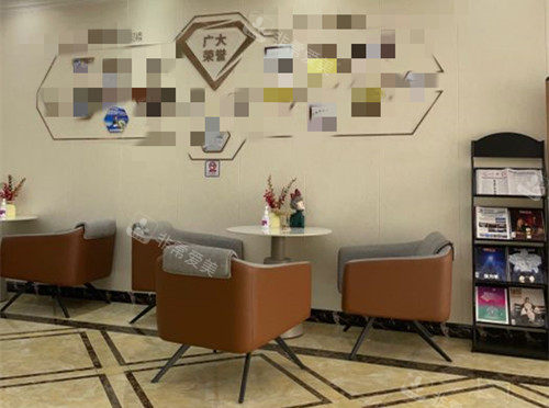 广州广大医院内部休息等待区环境
