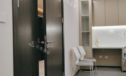 天津中幸口腔诊室门口