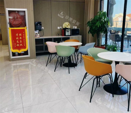 烟台慈航口腔大厅一角