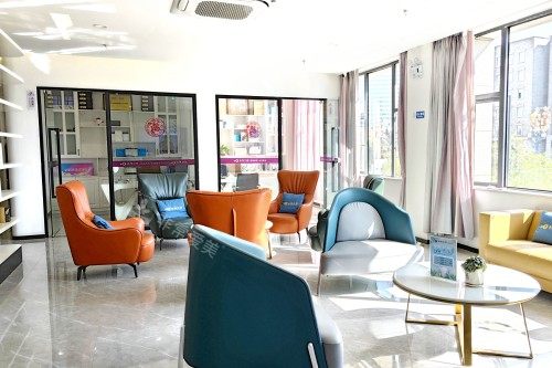 昆明长鹏口腔休息区一角