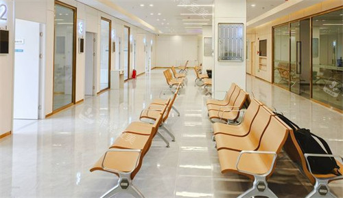 天津华厦眼科等候区