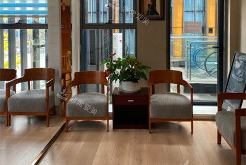 贵阳塔尖医疗美容大厅等候区环境