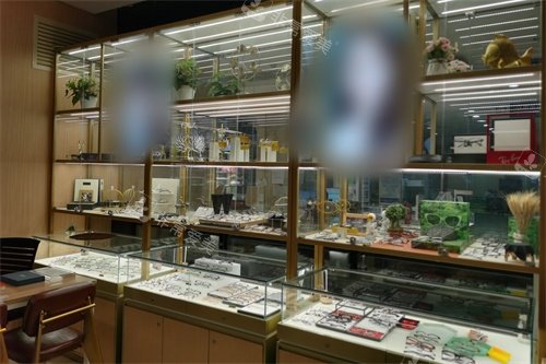 抚顺爱尔眼科医院1楼镜展区环境图