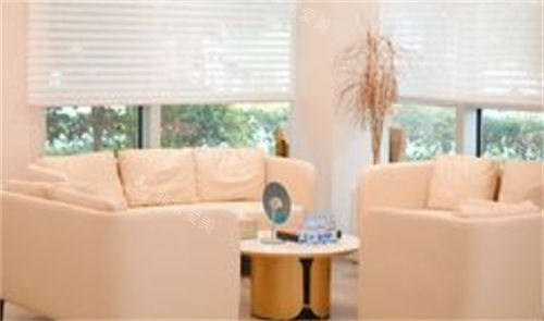 上海医颜医疗美容门诊休息区一角