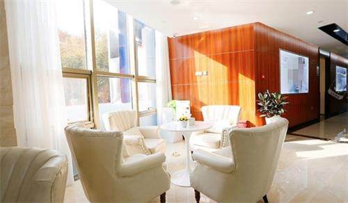 溧城金铂利口腔休息区