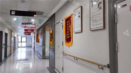 重庆松山医院走廊环境照片