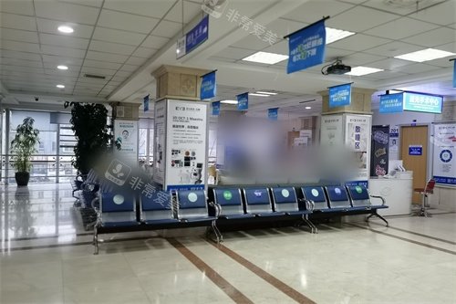 抚顺爱尔眼科医院二楼共享大厅候诊区环境