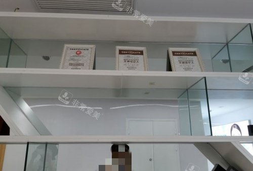 临沂塑美整形展示柜示意图