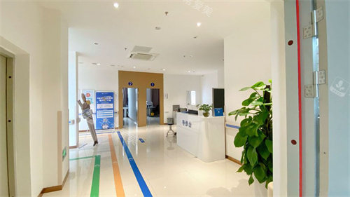 文山艾维眼科医院导诊台区域