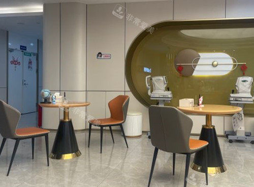 南宁佰视佳眼科大厅休息等待区环境