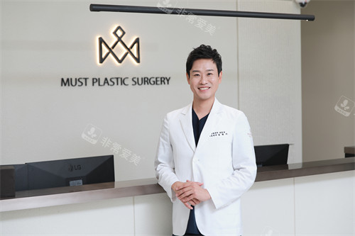 韩国MUST整形外科院长照片