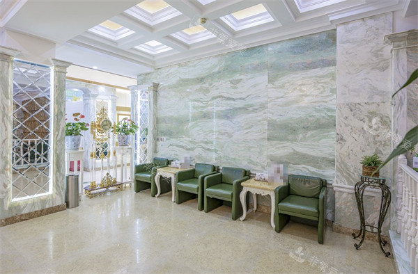 北京润美玉之光医疗美容等待区一角