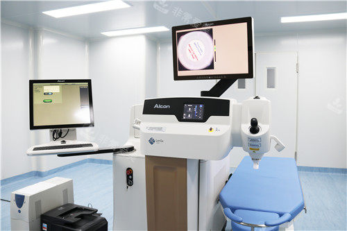 LenSx飞秒激光白内障手术设备