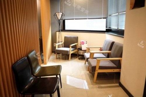 韩国普罗菲耳整形外科候诊区域